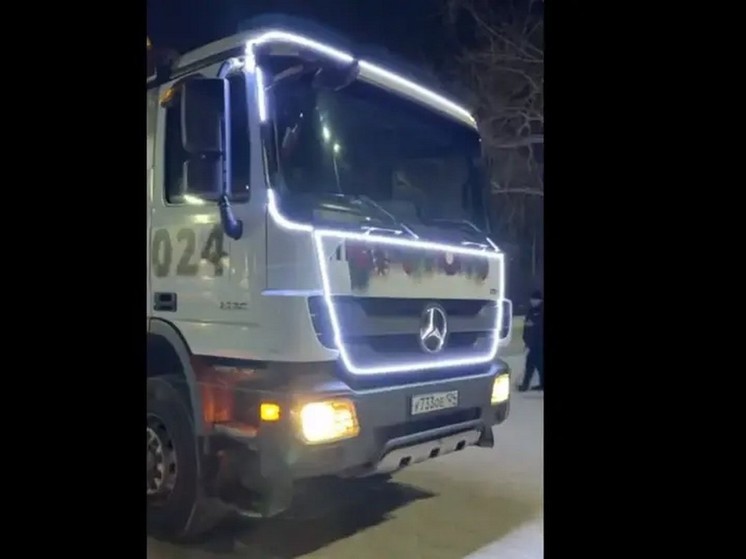 В Красноярске горожане заметили праздничный мусоровоз
