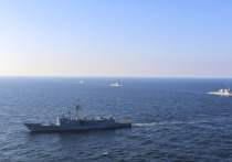 Ракета попала в контейнеровоз в Красном море, эсминцы США сбили еще две ракеты