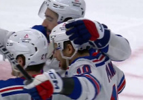 Российский форвард команды НХЛ «Нью-Йорк Рейнджерс» Артемий Панарин сделал хет-трик в игре с «Тампа-Бэй Лайтнинг»