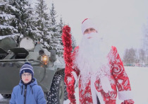 Военнослужащие Бологовского ракетного соединения РВСН исполнили желание мальчика Федора побывать помощником Деда Мороза