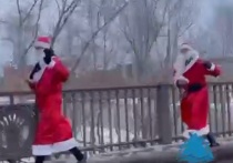 В Красноярске заметили Дедов Морозов, которые бежали по Коммунальному мосту и прятали подарки на острове Отдыха