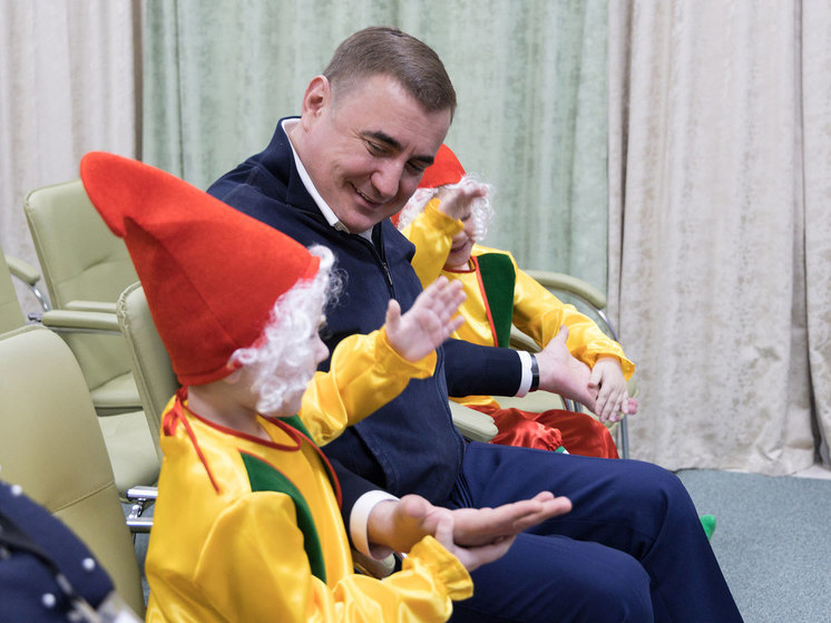 Алексей Дюмин поздравил с Новым годом детей реабилитационного центра