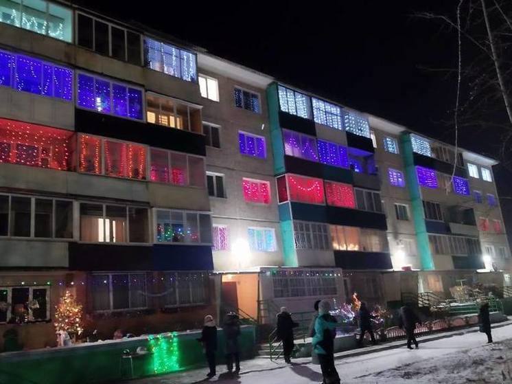 Жители дома на КСК сделали триколор из гирлянд на Новый год в Чите