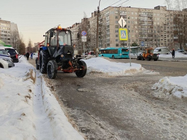 В новогодние праздники на ленинградских дорогах будет работать 400 единиц спецтехники