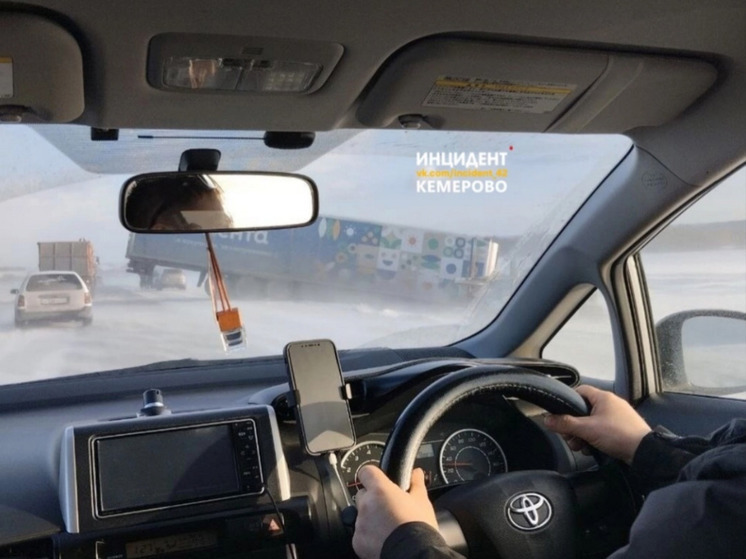 ДТП с участием фуры произошло на кемеровской трассе