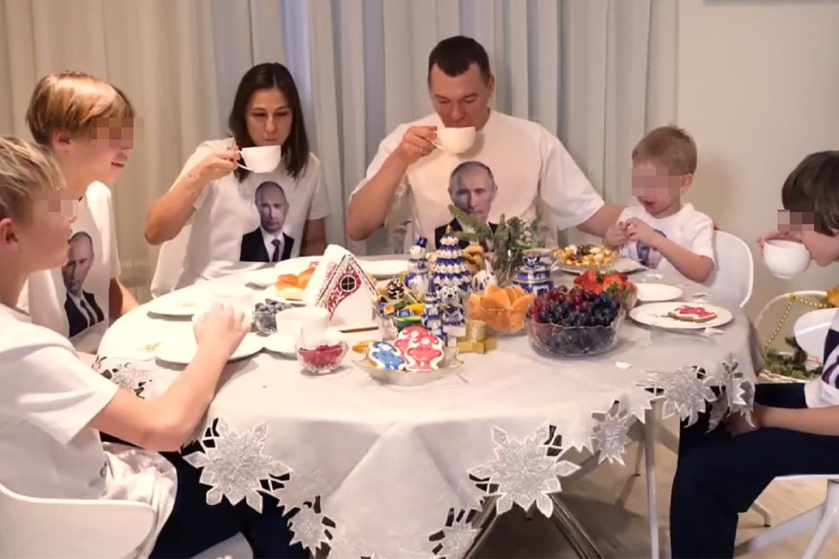 Губернатор Дегтярев одел всю семью в футболки с Путиным на Новый год