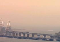 Движение автомобилей временно перекрыли на Крымском мосту