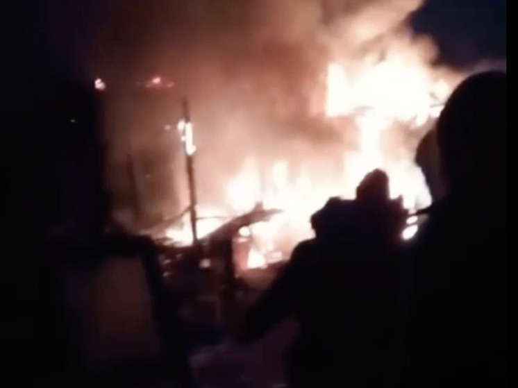 Двухквартирный дом загорелся на 4-я Каштакской в Чите