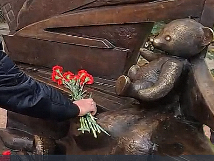 В память о погибших в Белгороде детях воронежцы несут цветы к памятнику на улице Театральной