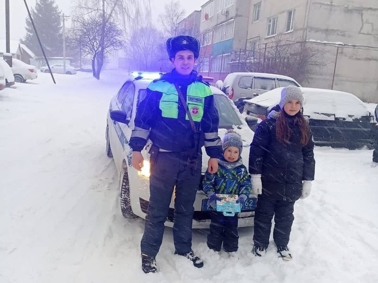 Сотрудники Госавтоинспекции поздравили с Новым годом юного рязанца