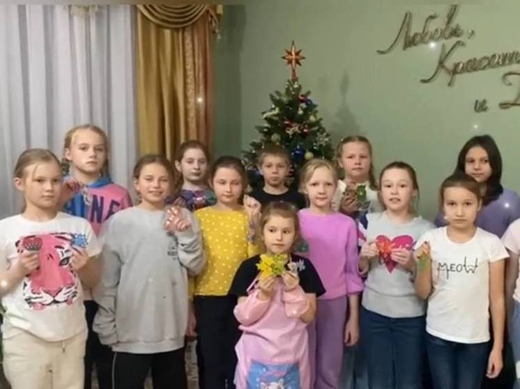 Воспитанники художественной школы из Серпухова поздравили с праздниками участников СВО