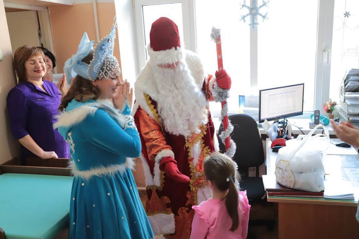 Дед Мороз и Снегурочка навестили детей в больнице Пятигорска
