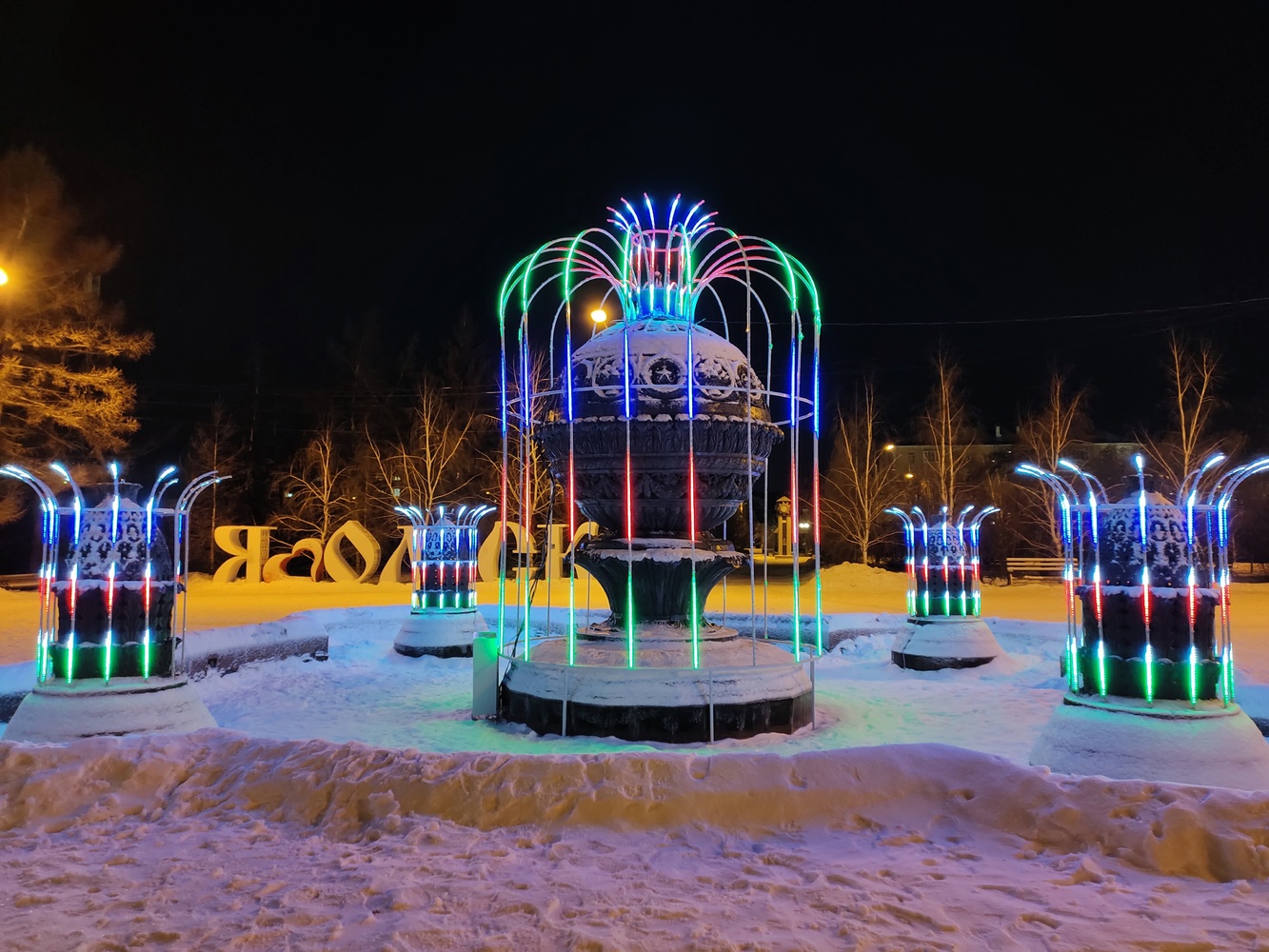 В Омске к Новому году украсили фонтаны: 11 сияющих фото