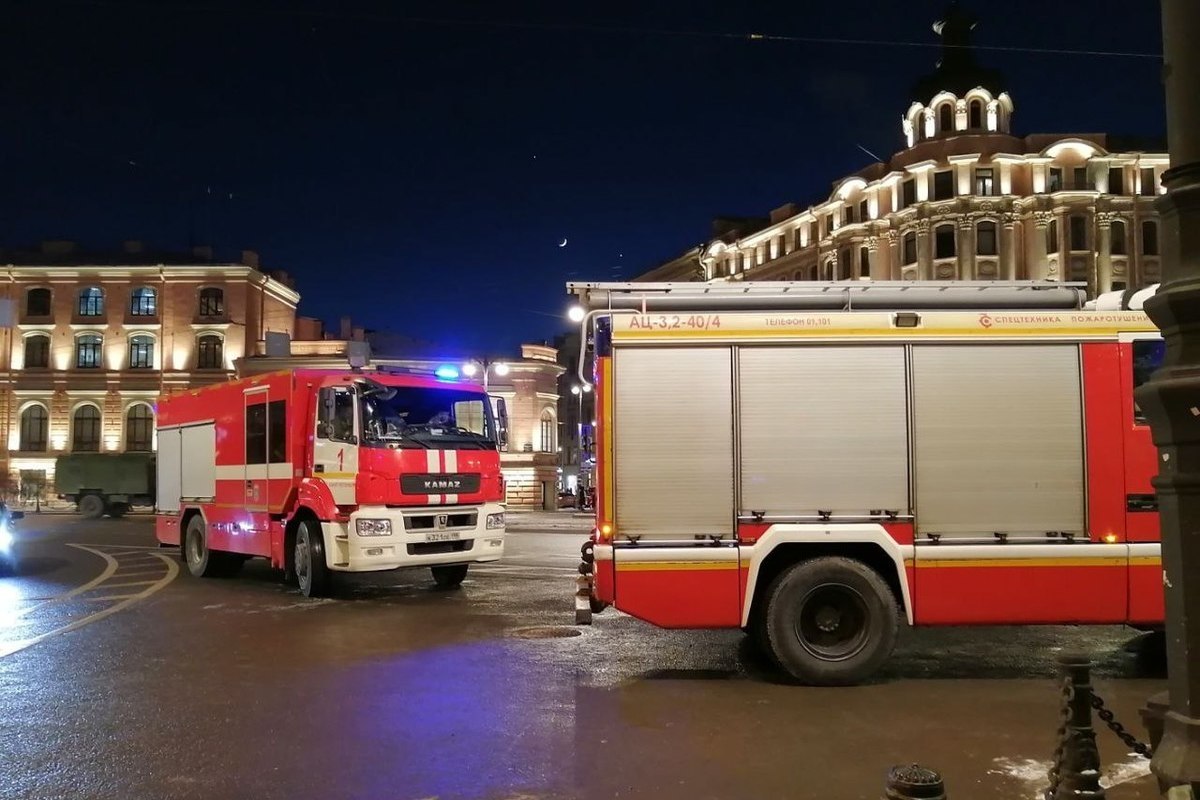 Петербургские спасатели потушили пожар в двухэтажном доме на улице Коммунаров