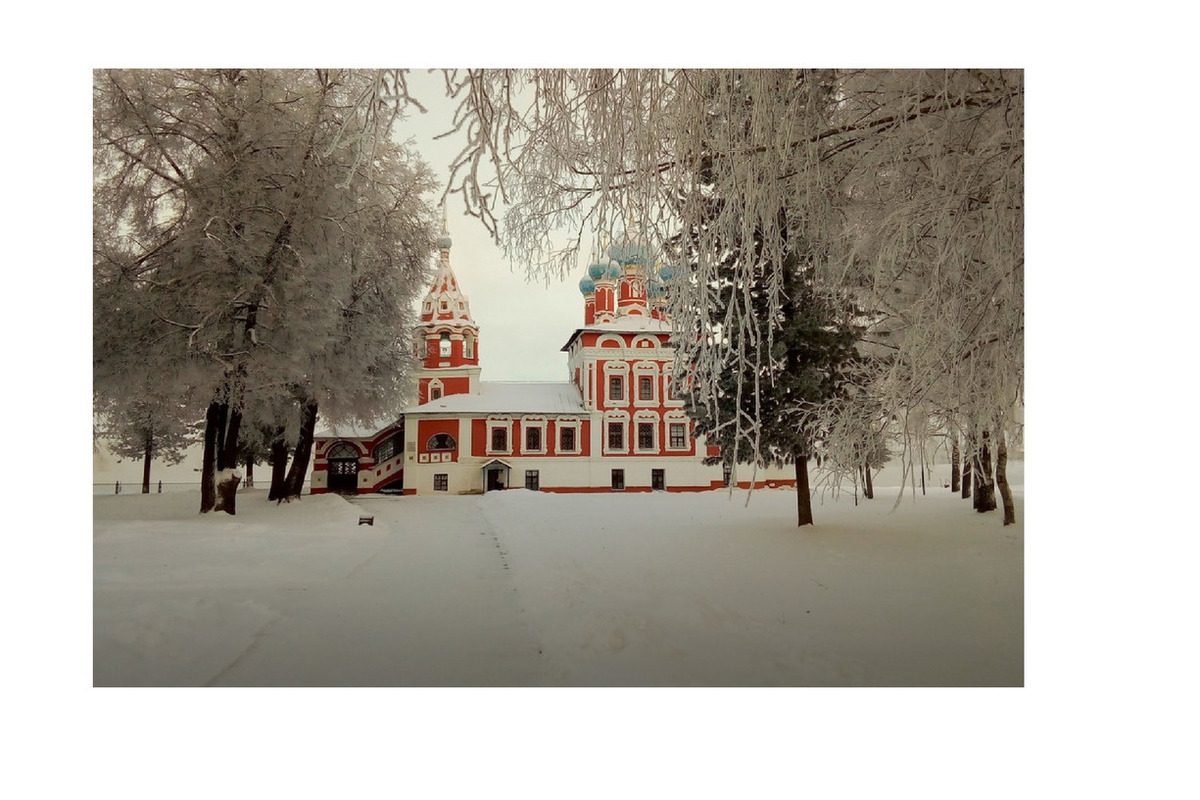 Жители Углича выложили в соцсетях фото по-новогоднему украшенного города