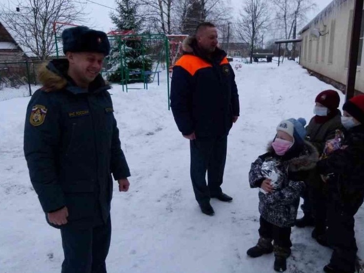 Новгородские спасатели поздравили с Новым годом детей из приюта в Масловском