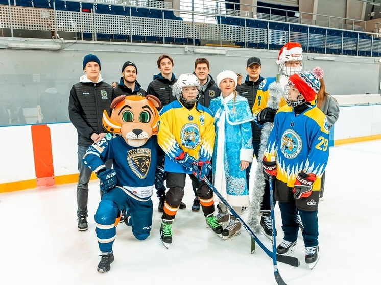 Хоккеисты «Сочи» поздравили с Новым годом юных спортсменов адаптивного Центра