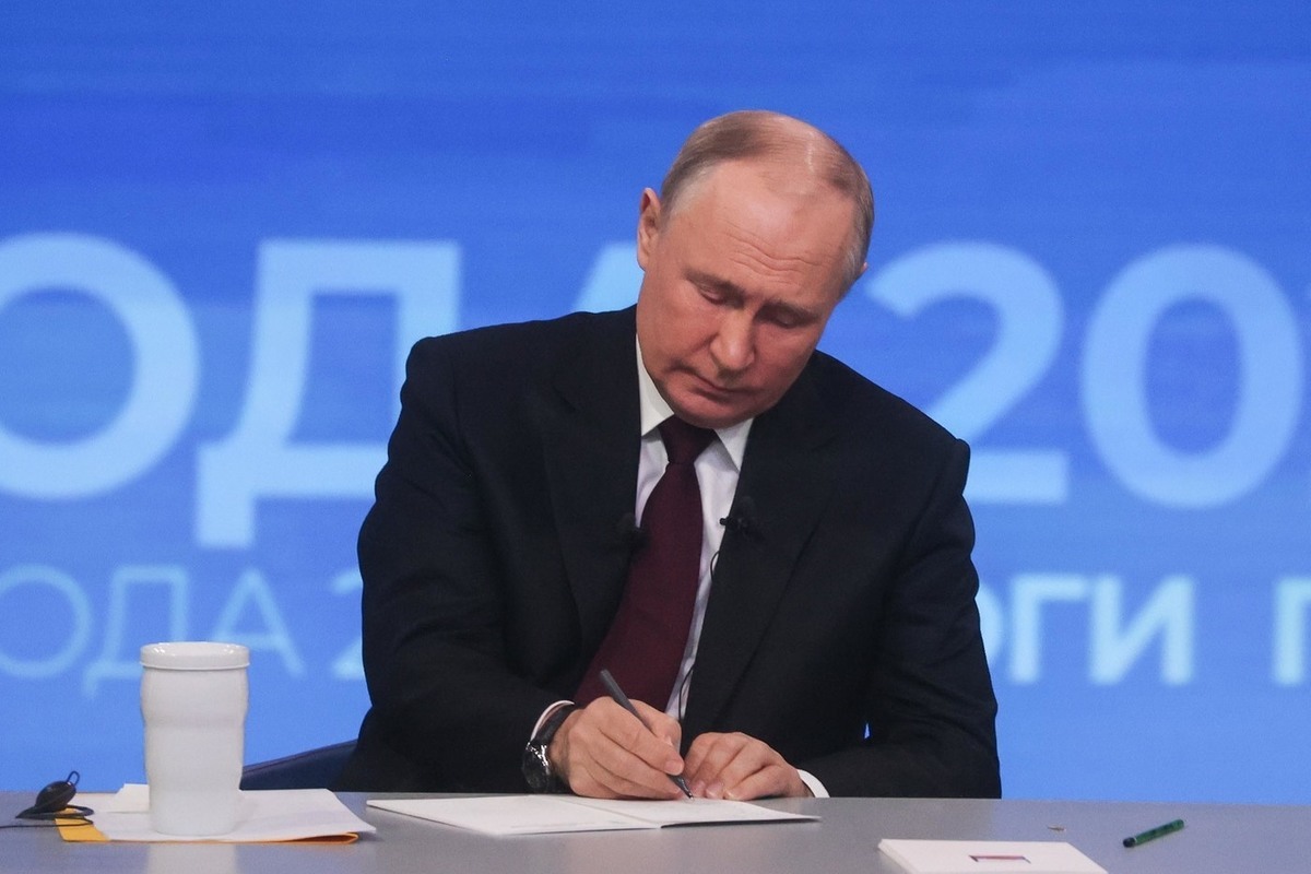 Putin separately congratulated the commanders of the troop groups