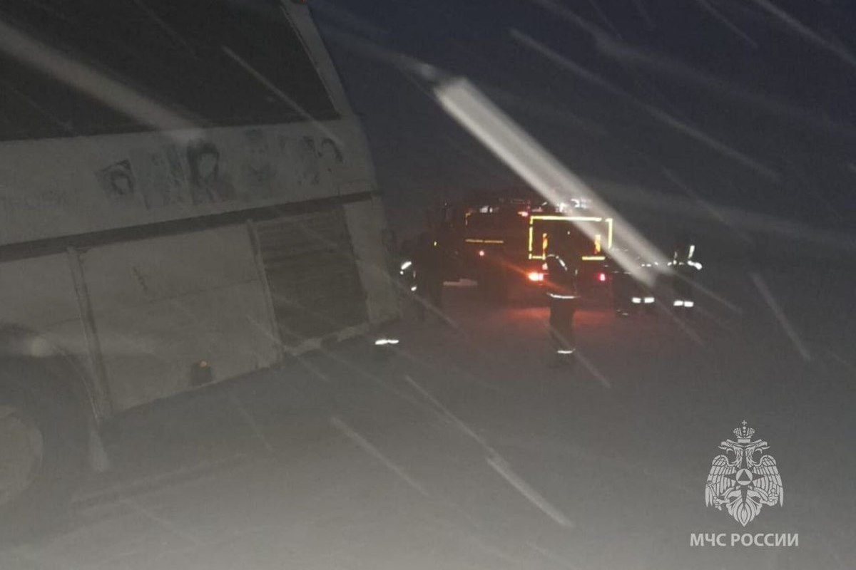 В Алтайском крае спасатели под Новый год вытащили автобус, съехавший с трассы