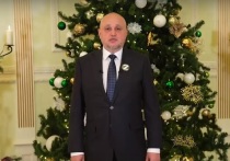 В канун Нового года губернатор Кузбасса Сергей Цивилев поздравил жителей региона с праздником и решил не нарушать традицию: подвел итоги уходящего 2023-го года, вспомнил о том, что было хорошего в этом году, и рассказал, чем может гордиться Кузбасс