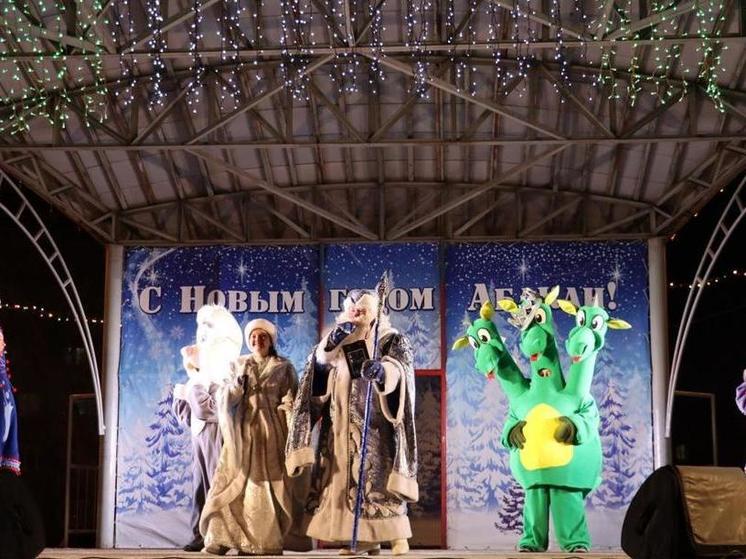 Жители Хакасии отпраздновали канун Нового года на городской елке