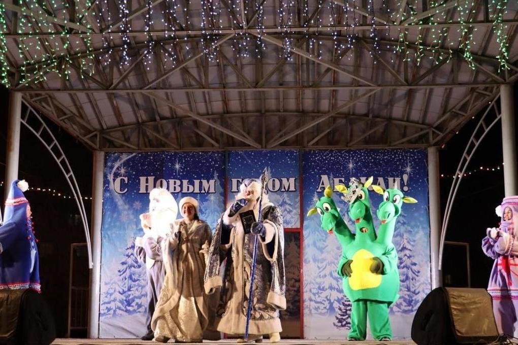 Жители Хакасии отпраздновали канун Нового года на городской елки