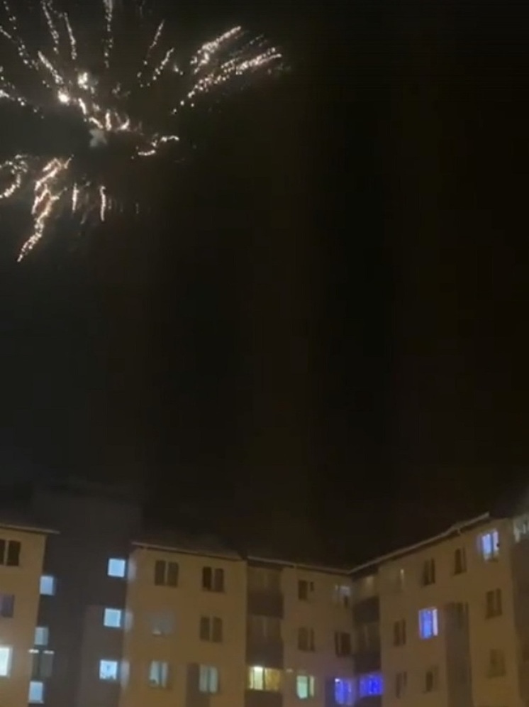 Жители Ноябрьска запустили новогодний фейерверк прямо из окна многоэтажки
