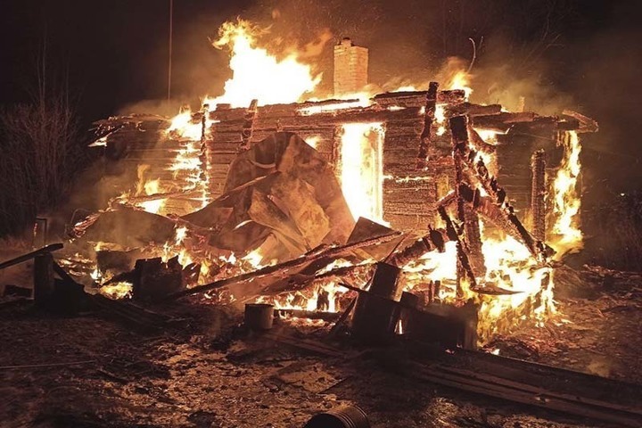 В новогоднюю ночь в Братске на пожаре погибли мужчина и женщина