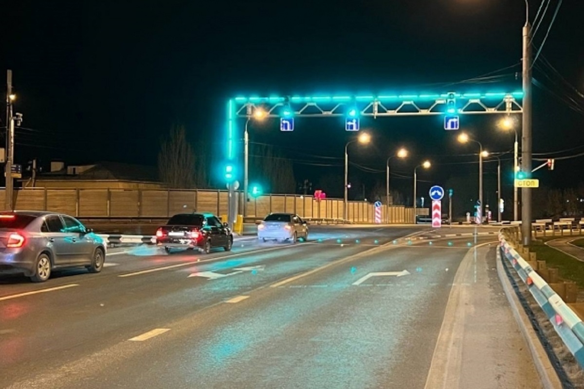 На мосту в Волгограде появилась новогодняя гирлянда-светофор