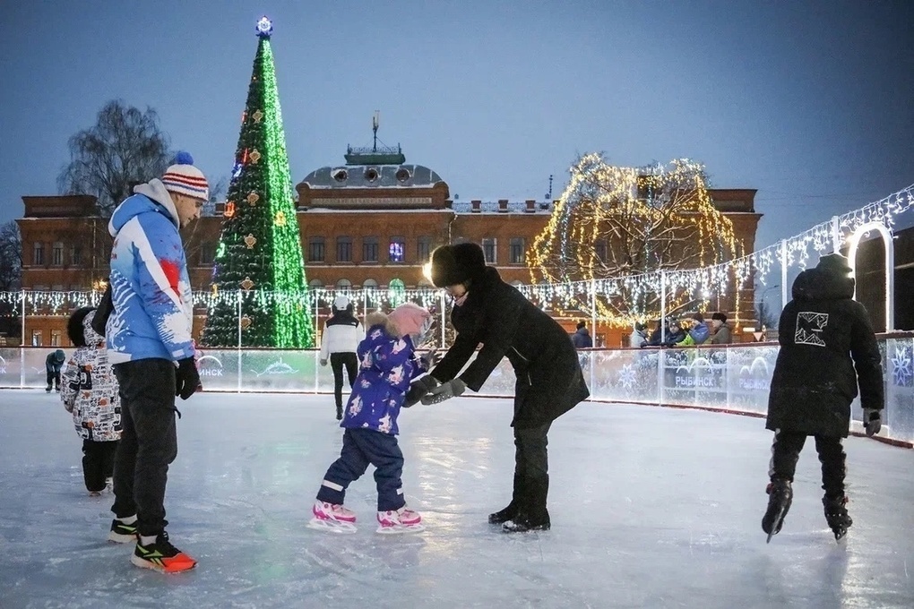 В Рыбинске открыли каток на площади Дерунова