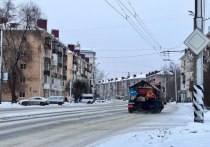 В новогоднюю ночь для уборки снега в Омске дополнительно привлекли 21 единицу техники