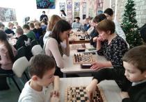 В гимназии в городе Тара благодаря грантовому проекту запустили семейный шахматный клуб