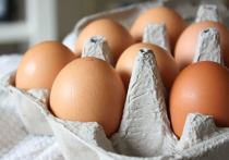 Относительно недорогие яйца исчезли с прилавков магазинов накануне новогодних праздников