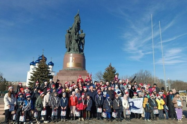 Жители ЛНР устроили новогодний пробег в поддержку Путина