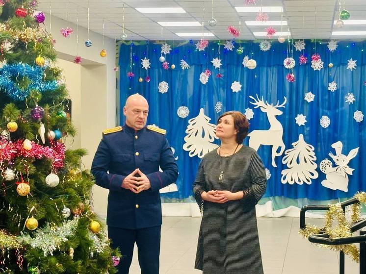 Следователи СК поздравили с Новым годом детей из дома-интерната в Шимске