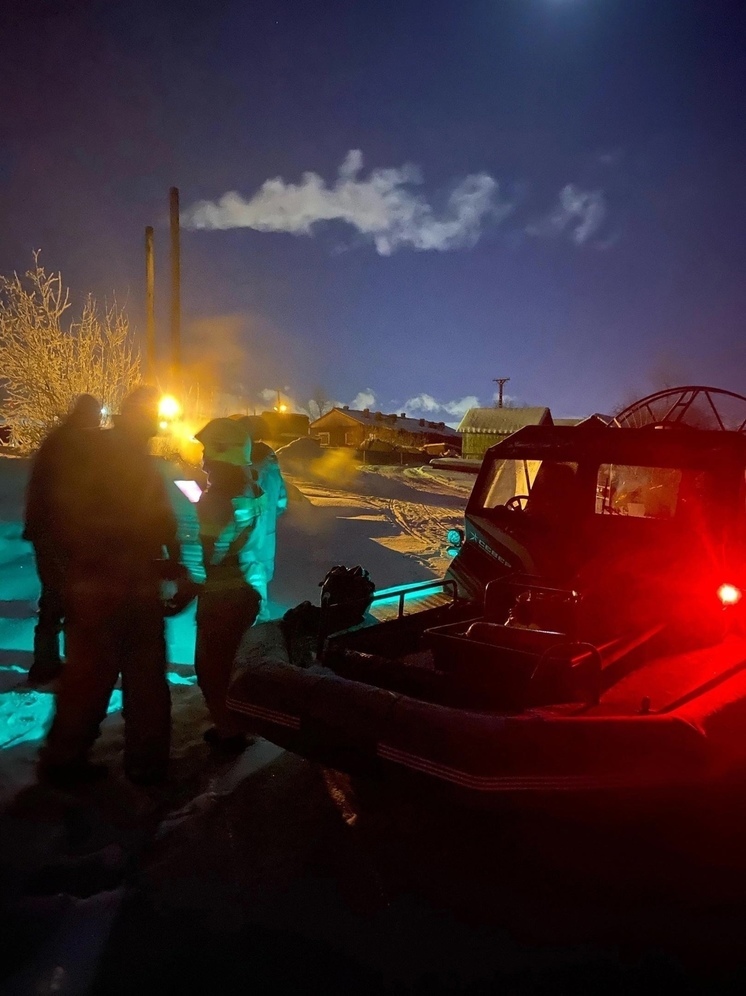 В Архангельске пожарные пересели на аэролодку
