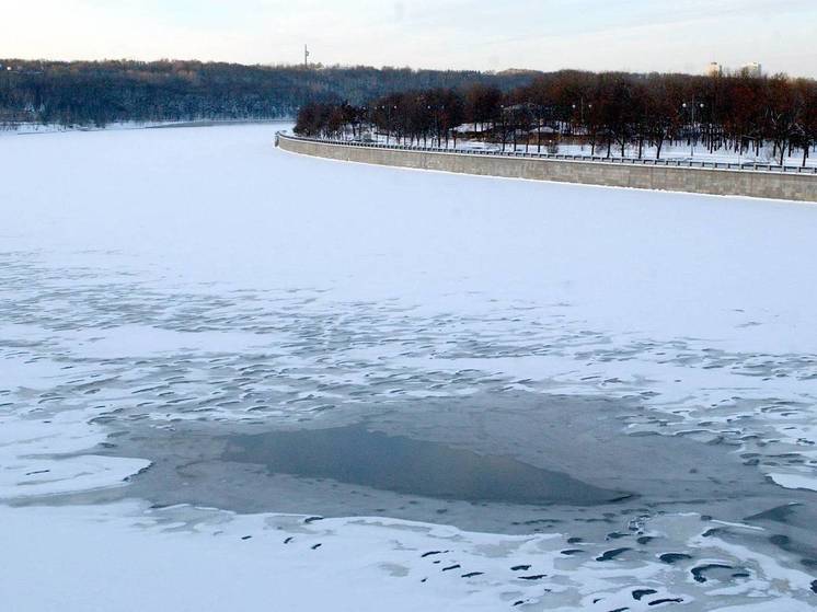 В Саратовской области две машины провалились под лед на Волге за сутки