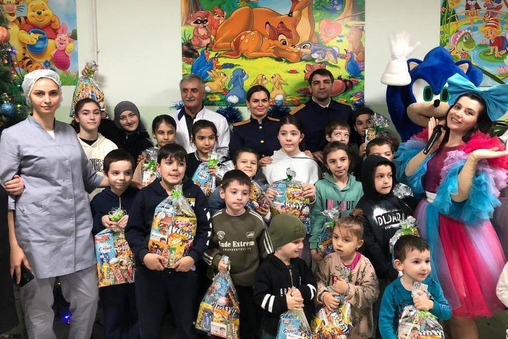 Следователи в Дагестане поздравили детей