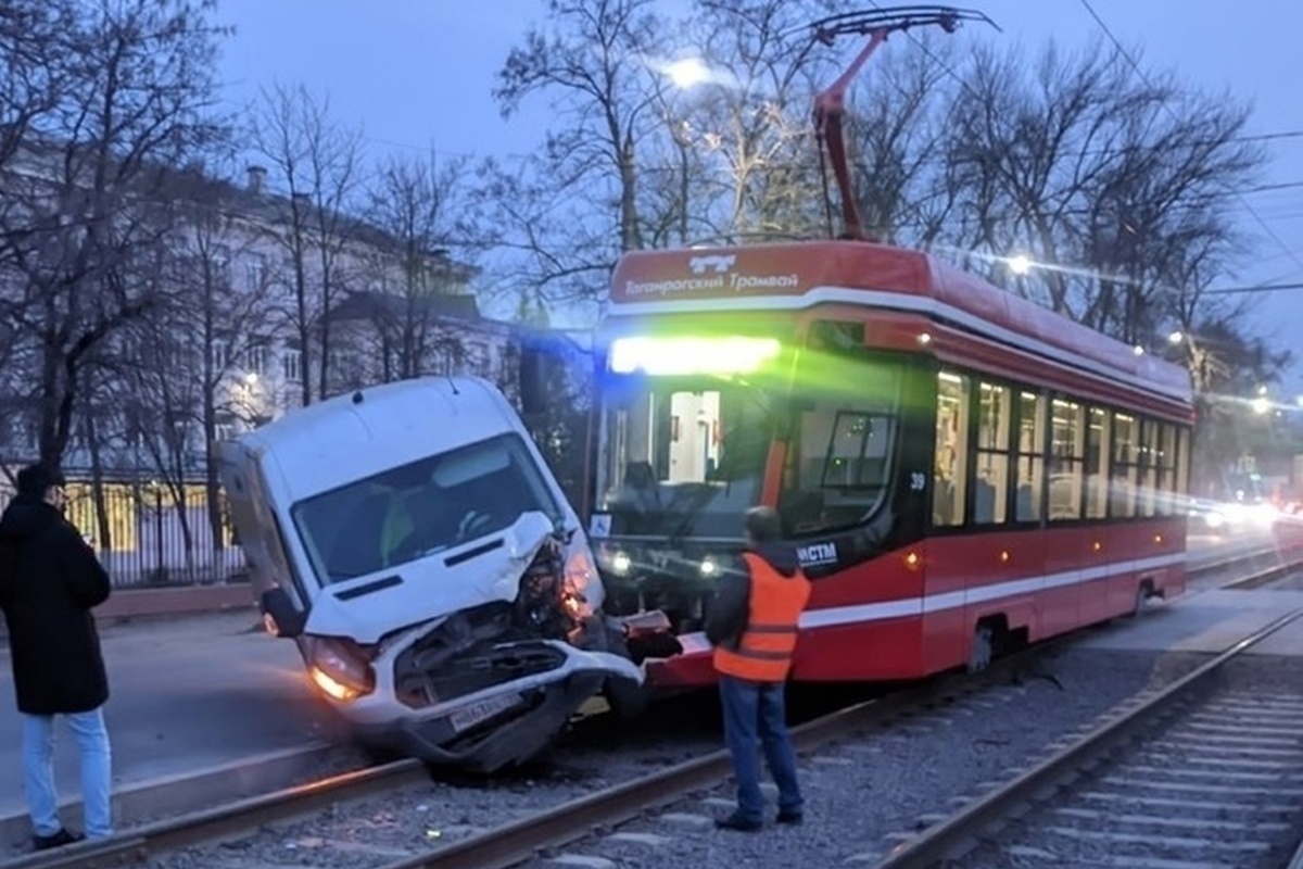 В Таганроге «ГАЗель» столкнулась с трамваем