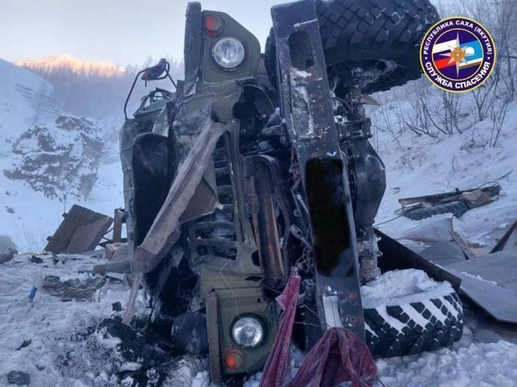 В Томпонском районе Якутии водитель упал в обрыв с десятиметровой высоты