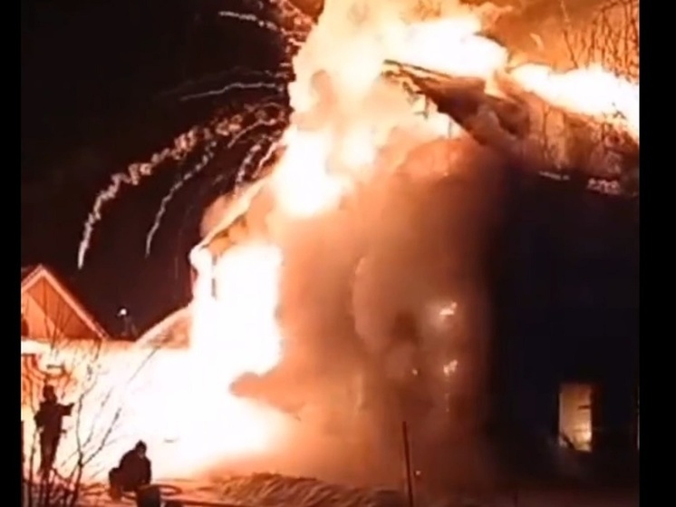 Вечером 1 января в Шарье сгорел 4-квартирный жилой дом