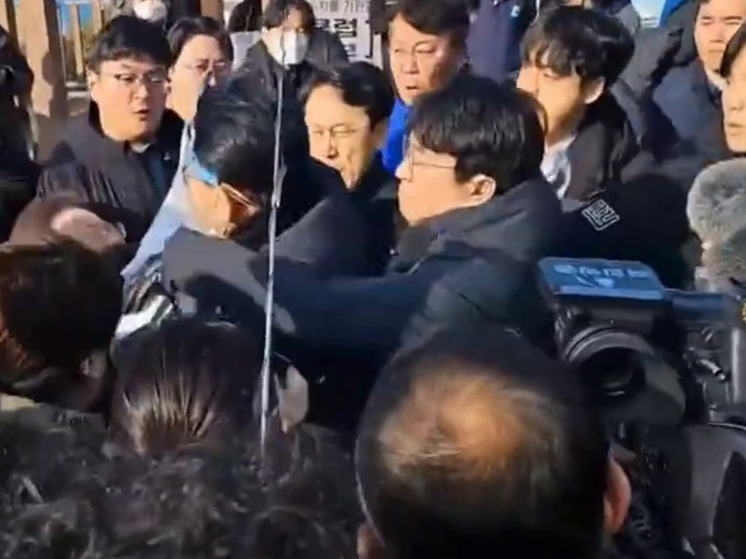 Yonhap: на лидера южнокорейской оппозиции Ли Чжэ Мена напали с ножом