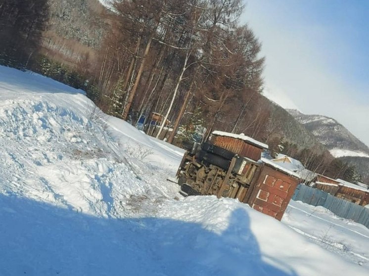В Бурятии перевернулся самосвал
