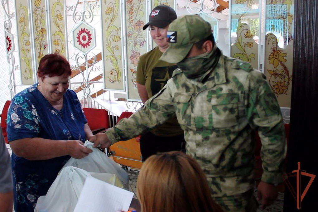 Росгвардейцы доставили гуманитарную помощь жителям Запорожской области.