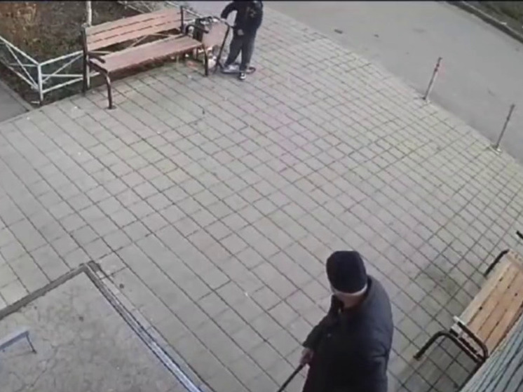 Children threw bottles and hit a pensioner with a stick in Krasnodar