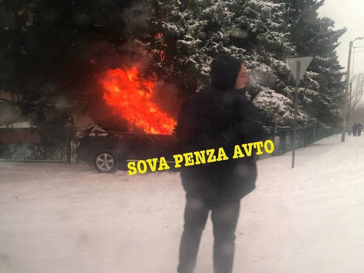 В Пензе иномарка влетела в забор детского сада и вспыхнула