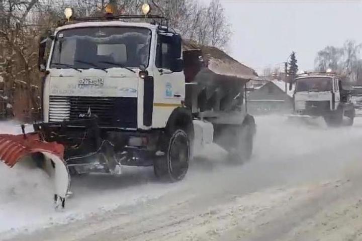 Тамбовские коммунальщики вышли на борьбу с последствиями снегопада