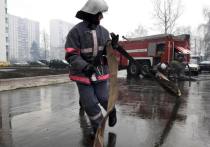 Сильный пожар возник в пятиэтажке на западе Москвы вечером 2 января