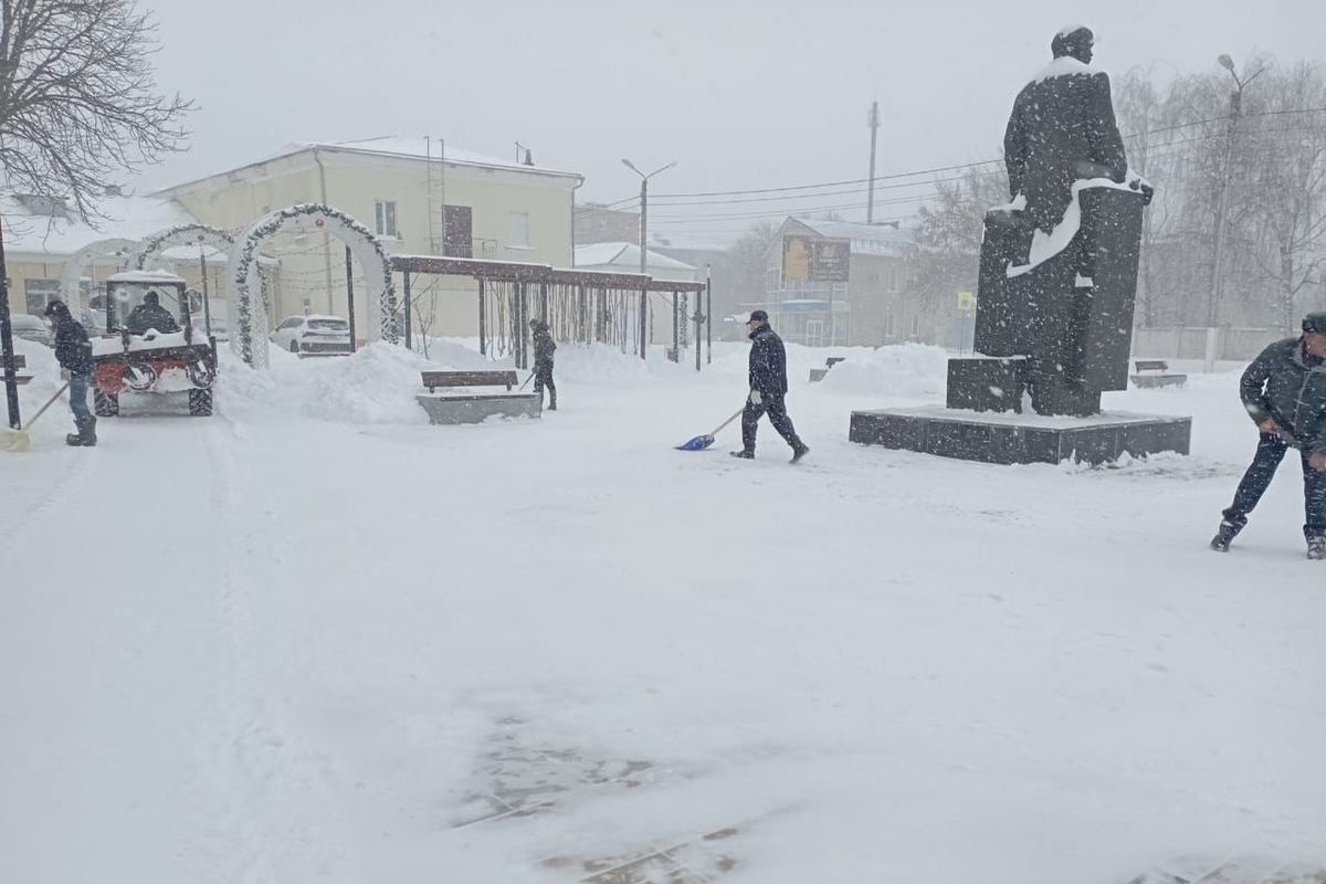 В Курской области сотрудники мэрии Фатежского района вышли убирать снег