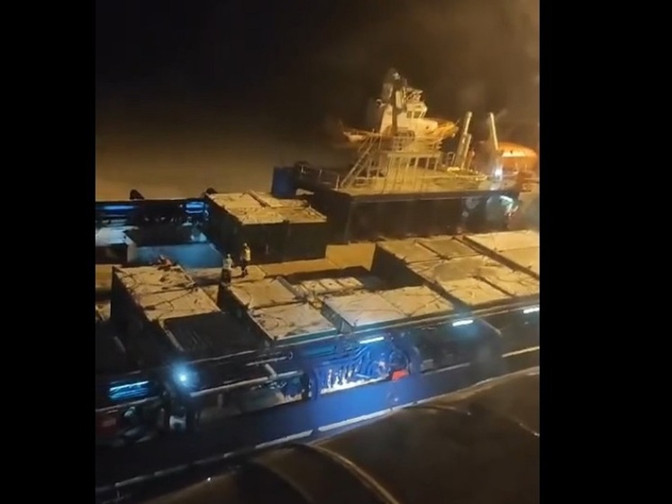 Вертолетчики из НАО подхватили с судна заболевшего моряка